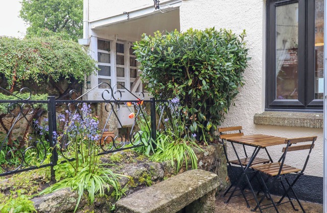 BAYTREE COTTAGE, pet friendly, with a garden in Chagford