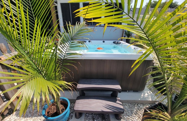 Bayview Sunset Cottage – Beach & Bay Across Street | Hot Tub & Pets Welcome