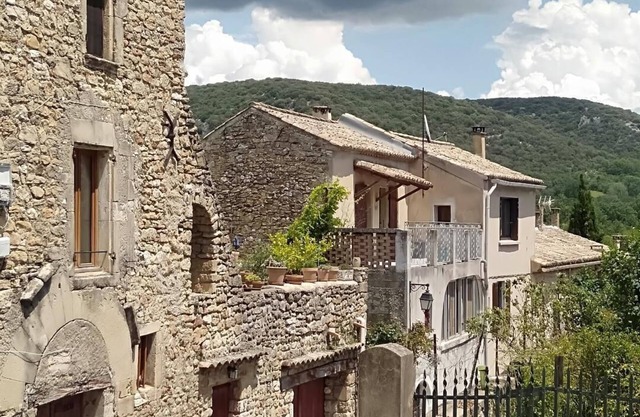 Beautiful medieval house in an 11th-century village for 2 to 8 adults + 4 children