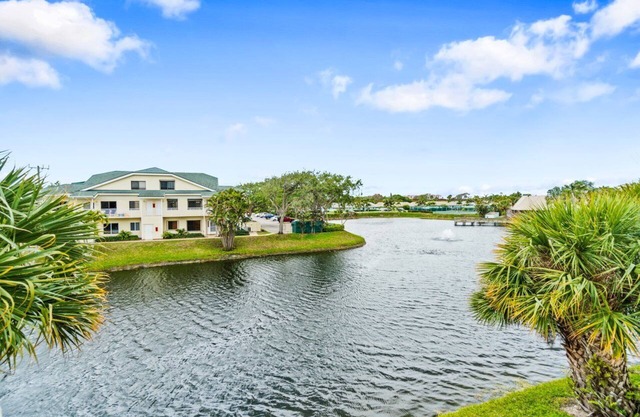 Beach Access 3-bedroom apartment in tranquil Jupiter, Pool, AC, Park, Wifi.