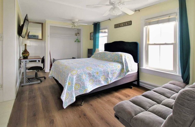 Beach Apt #18 Studio w/ Bath, Kitchen & Work Space