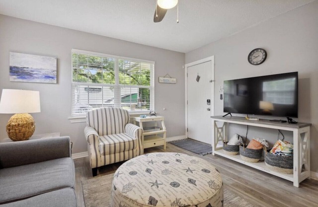 Beach Bungalow! Minutes to the Beach, Shopping, & Downtown!