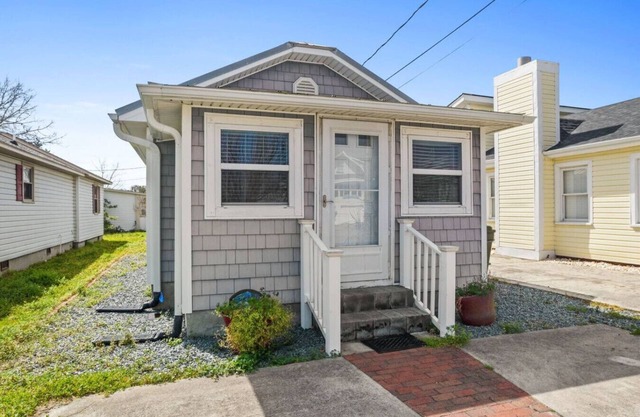Beach Cottage w/ Private Home Gym & E-Bikes. Easy Walk to Beach & Pier