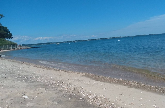 Boho cottage three houses from private bay beach. July 9,500.00 August 10,00.00