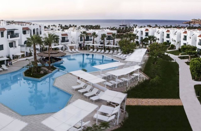 Beach Escape in 3 Bright Rooms with Balcony and Near Gardens Bay Beach