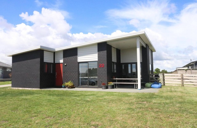 Beach Escape - Mangawhai - Modern, sunny fenced home in quiet cul-de-sac with fenced back yard