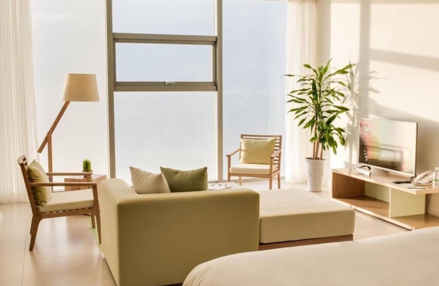 Suite de lujo frente a la playa y vistas al mar con piscina