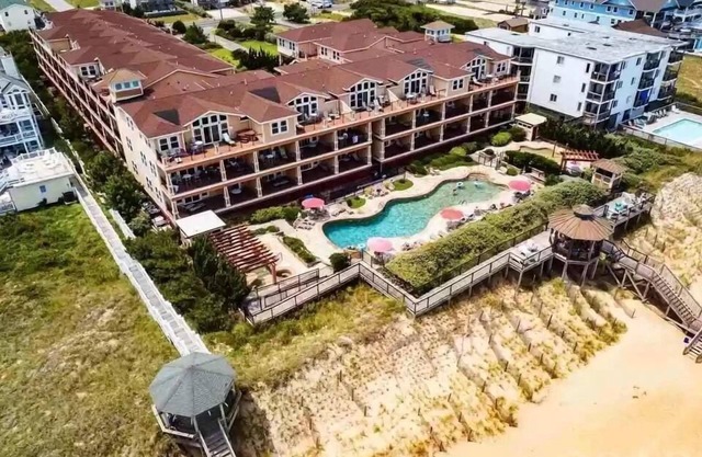 Beach Front Condo Two Pools & Hot Tub!