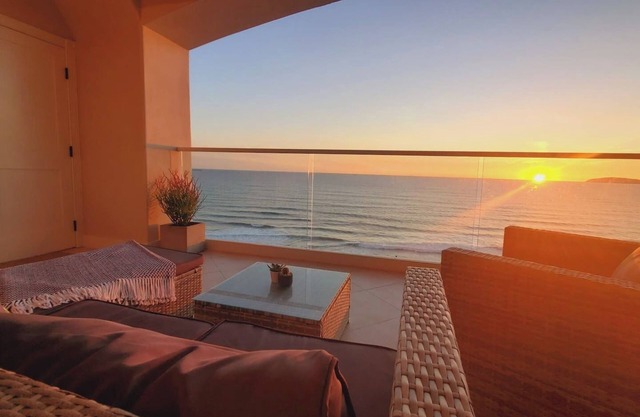 BEACH FRONT CONDO, PRIVATE BEACH & AMAZING VIEWS!!