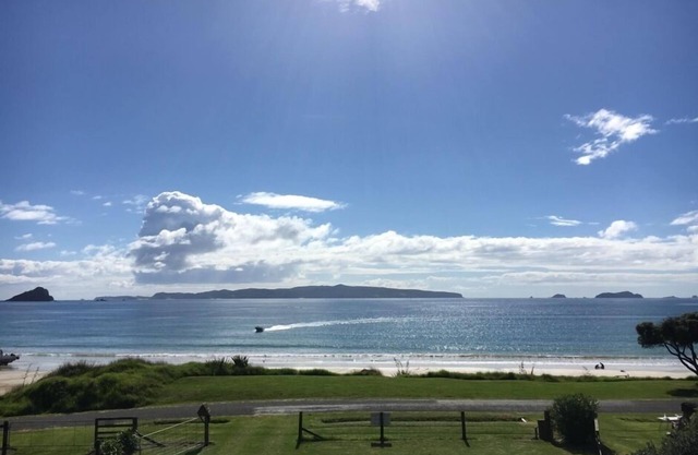 Frente a la playa con impresionantes vistas de Opito Bay