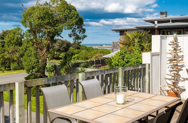 Beach House - pet Friendly - Ample Room for 2 Families - min 15 Night Stay