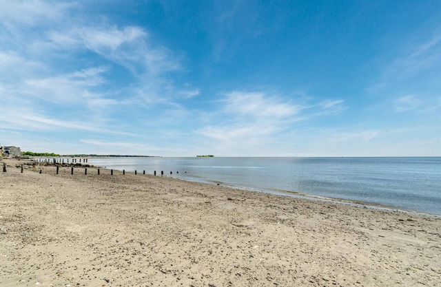 Beach House! Walk out door onto the beach! Lots to do nearby! Sapphire Sandbar