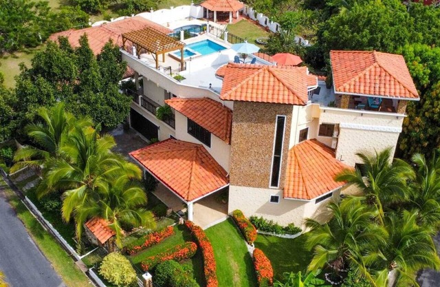 NUEVA casa de 7 dormitorios con vista al mar y piscina en la azotea