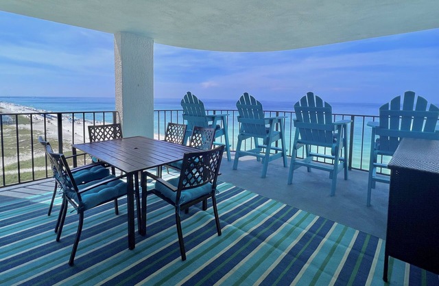 Beach Life Luxury! Condo/Lg Balcony/ Gourmet Kitchen/Free Beach Service, Pool