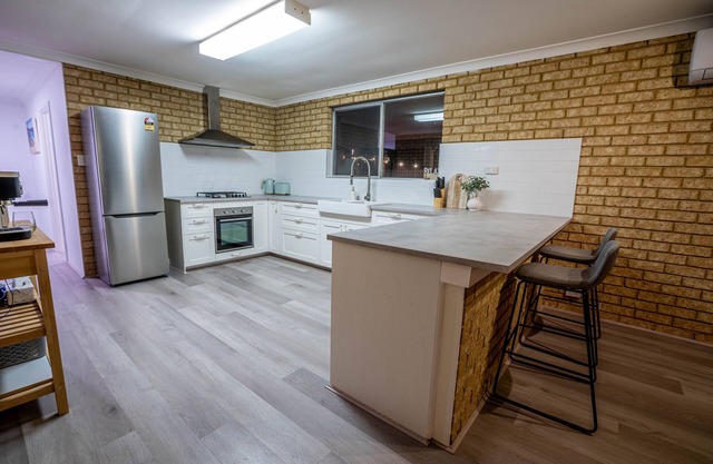 Beach, sand dunes and pub just minutes away Newly renovated