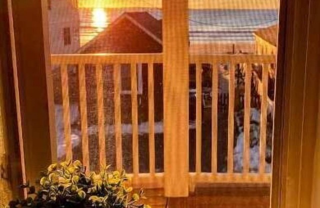 Beachfront 2-bedroom condo just 2 minutes drive to Old Orchard Beach Pier