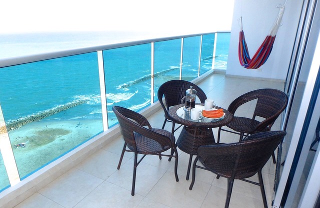 Frente a la playa, apartamento de 2 habitaciones, piscina, balcón fabuloso y vistas al mar, a pasos de la ciudad vieja