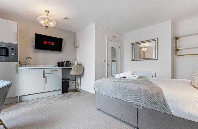 Beachfront Aparthotel, Deluxe Apartment with free parking #3