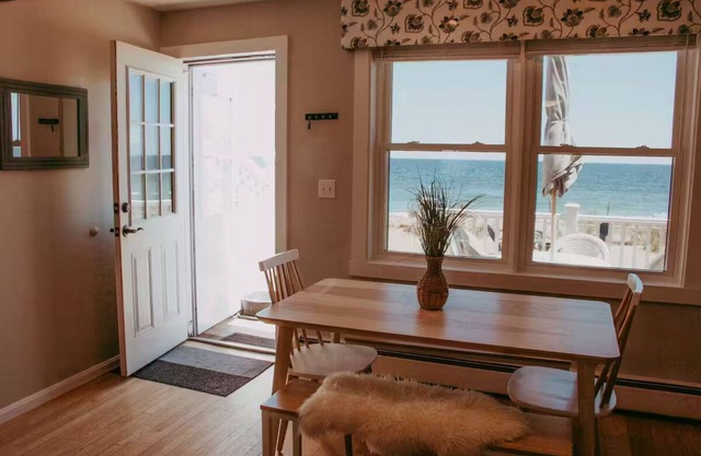 Beachfront Bungalow: beachyard, close to boardwalk