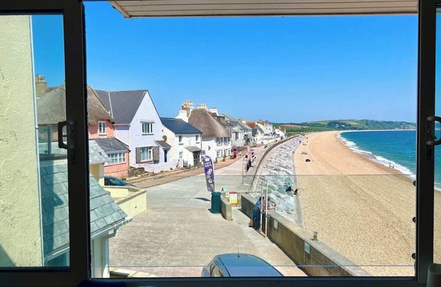 ​Beachfront Cottage with Sea Views & Coastal Walks​