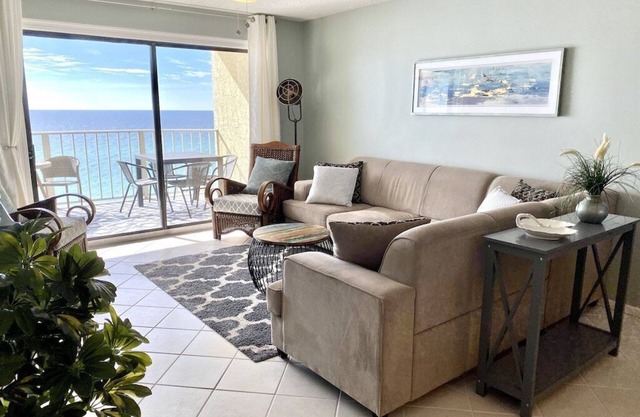 ¡Sueño frente al mar! Artísticamente decorado y completamente remodelado! Servicios Galore!