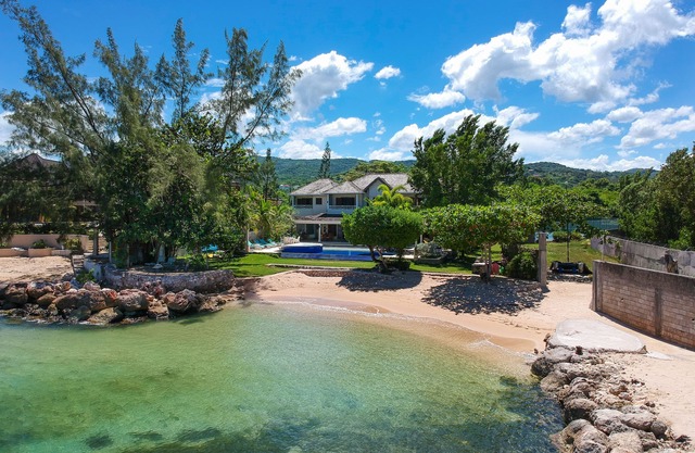 FRENTE AL MAR - Villa privada con todo el personal