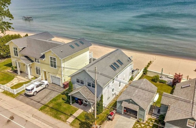 Casa frente al mar en el lago Ontario con 60 pies de playa privada