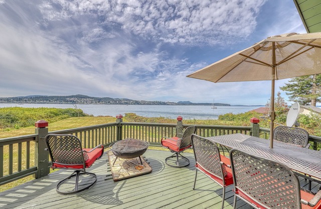 ¡NUEVO LISTADO! Se admiten perros, casa frente a la playa con hoguera y vistas impresionantes al agua