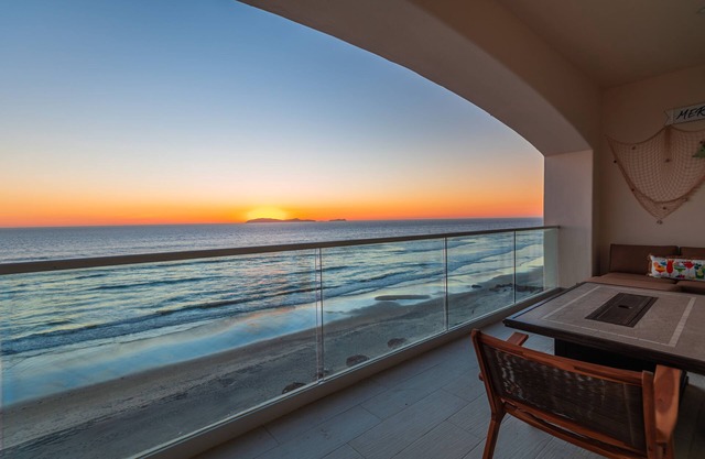Beachfront Luxury Condo, 3 Bedroom, Balcony, Beach access