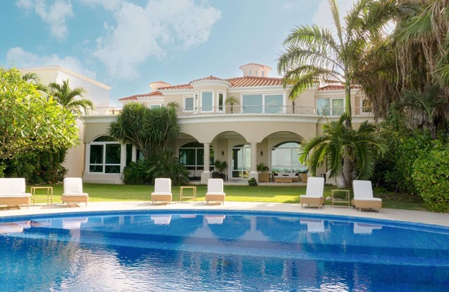 Luxury Beachfront Villa Full Gym- Direct Access to the beach Premium Service