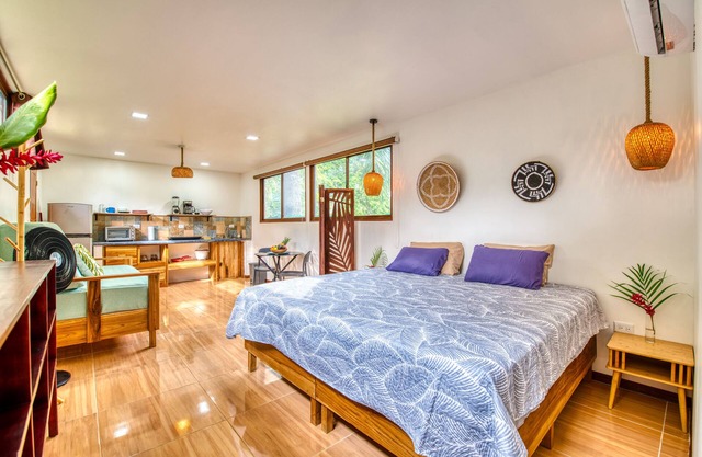 Beachfront Studio - Direct Beach Access, AC & Fast WiFi