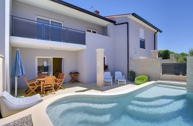 Villa en primera línea de playa con piscina privada y aire acondicionado, wifi, terraza, barbacoa - ideal para unas perfectas vacaciones en familia.