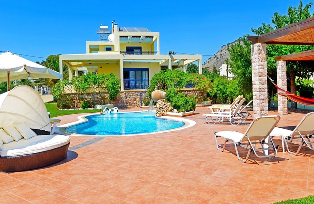 Villa frente al mar con piscina privada en Pefkos, Lindos, Rodas. "Villa Angelina".