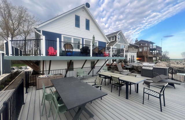 "BEACHNUTS" -SPECTACULAR HOME ON LAKE ERIE ! 5 Bedrooms 12 Beds 4 Full Baths