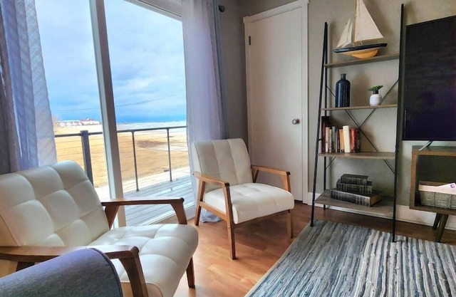 Beachside Condo w/ Stunning Lake Views