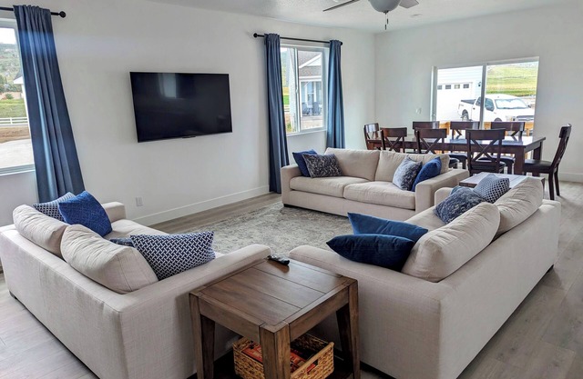 BeachVibe5 - Ideal Beach, 4BR, No cleaning fee & EV Plug