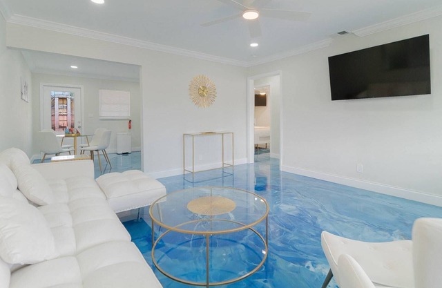 Beachy Blues Apt A, Downtown, Shops, Cafes & Beach, Dog friendly