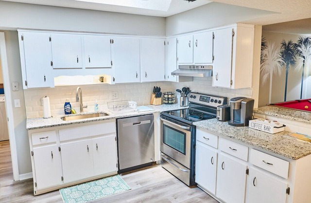 Beachy Bungalow: 3BR Home w/ Billiards/grill!