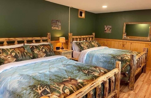 Bear Creek Resort, Lower Cabin Suite ( 2 queen beds), Lower Cabin Suite ( 2 queen beds)