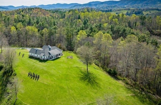 Bear Creek: Views|Spa|Trails|Fishing|Acres+