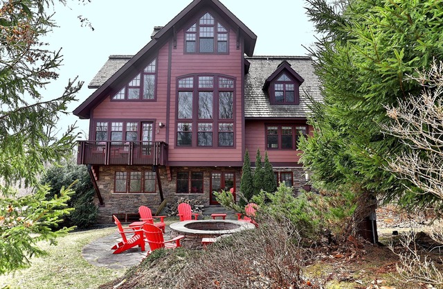 Bear Hug Den: Elegance in the Green Mountains. Luxury Accommodations. Hot Tub. Fire Pit.