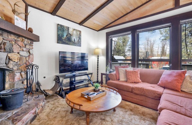Bearadise Cottage- Hot Tub- Foosball- Central Moonridge Cozy Mountain Chalet