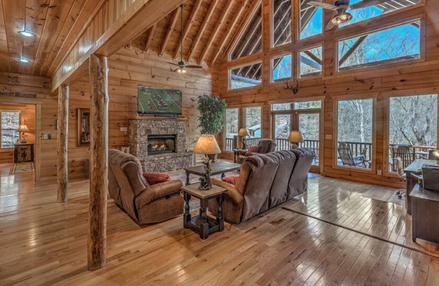 Bearfoot Lodge - Pet Friendly | Hot Tub | River front | Pool Table | Shuffleboard