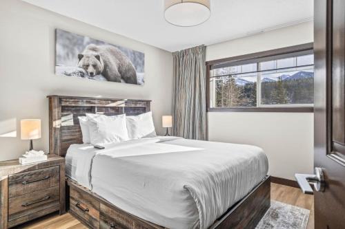 Bears Den 2BR Getaway with Hot Tub, BBQ Near DT