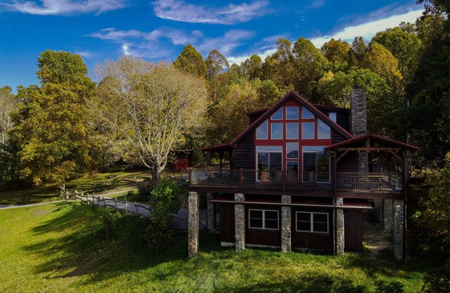 Bearwallow Lodge | Peaceful Retreat with Hot Tub and Outstanding Mountain Views