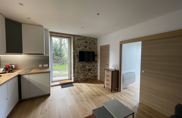 Beau 2 Pièces Indépendant Dans un Parc Verdoyant