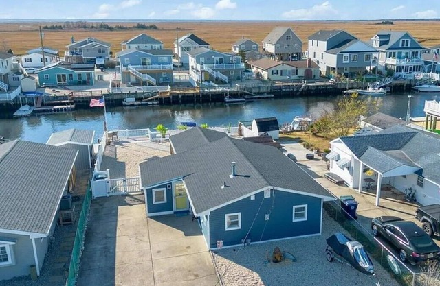 Beautifully updated waterfront home great for families & friends +beach badges.