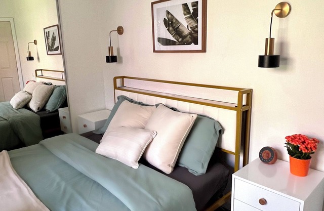 Beautiful 1BR, Central Location. Parking and Patio