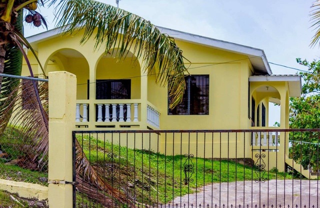 Hermosa casa de 2 dormitorios en la cima de una colina en Santa Elena Cayo, Belice