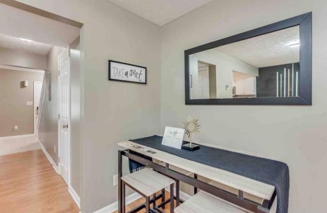 Beautiful 2 bedroom home located by Airport